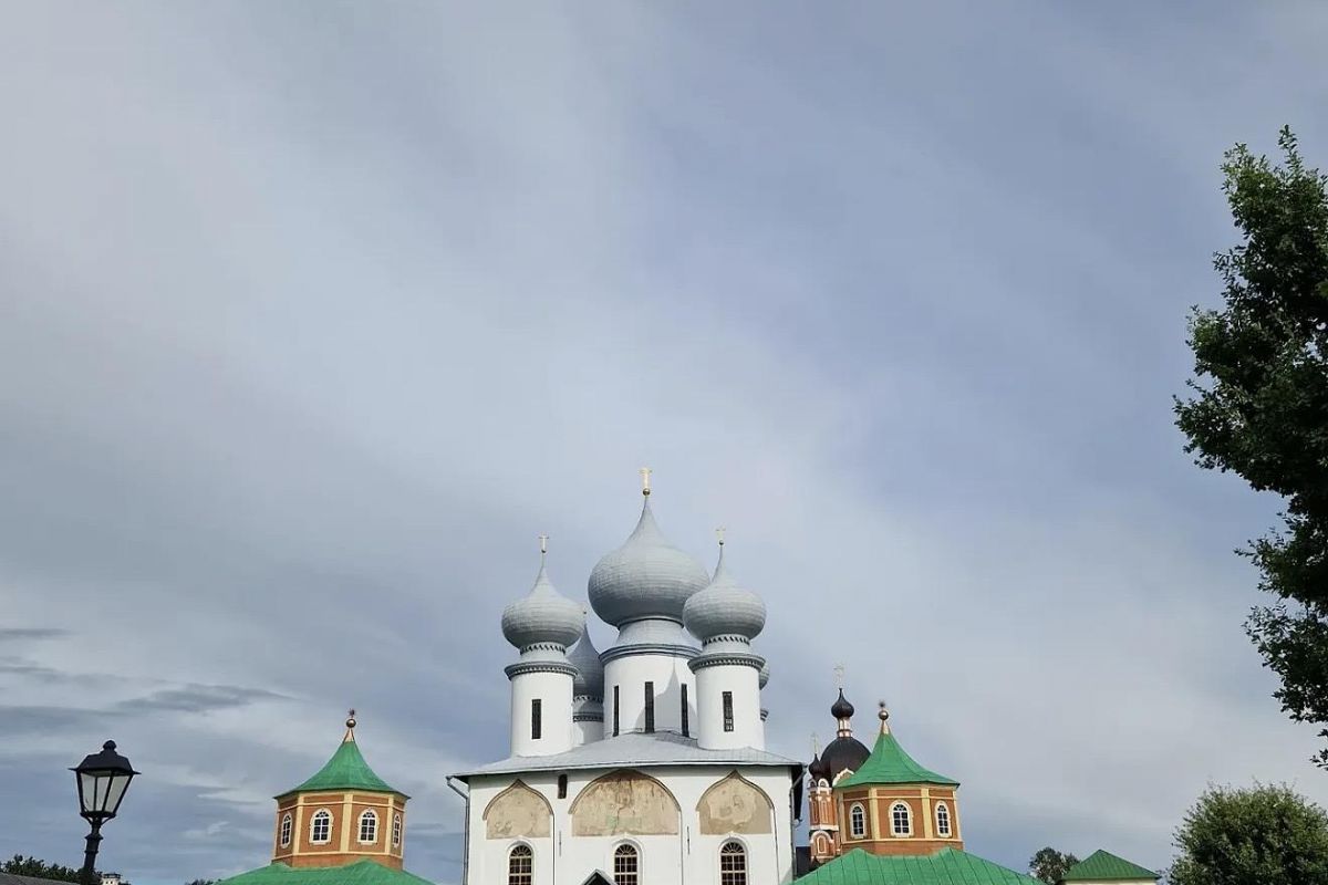 Тихвин из Санкт-Петербурга: Успенский, Антониево-Дымский и Введенский монастыри